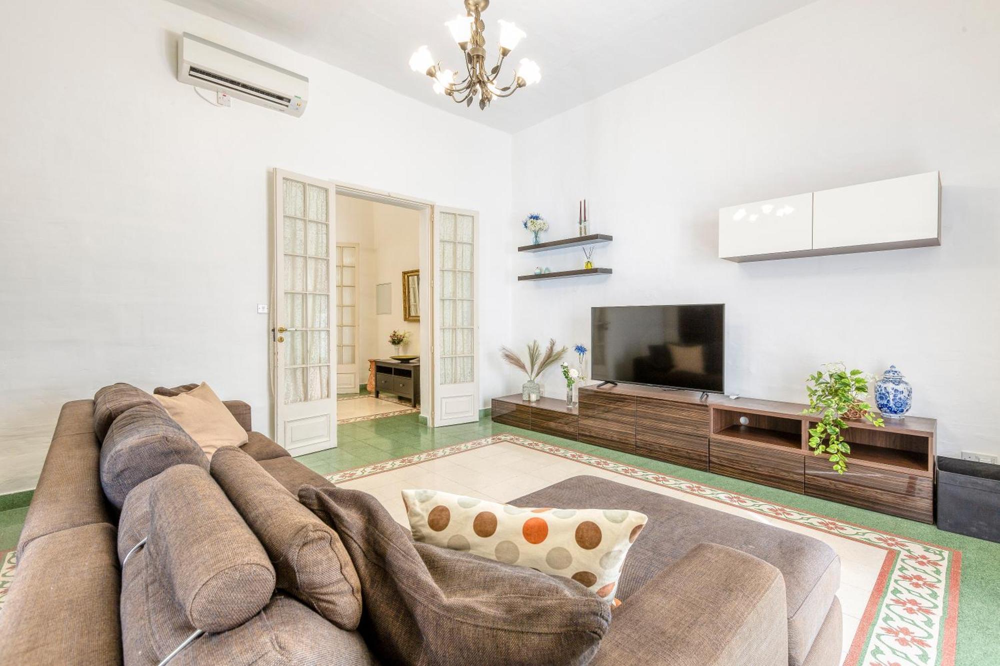 Dom wakacyjny Enormous Luxury 3-storey Townhouse, Rooftop Egas1-1